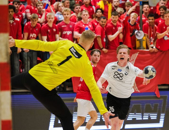 Birgir Már Birgisson freistar þess að skora framhjá Björgvini Páli Gústavssyni í úrslitaeinvígi FH og Vals.