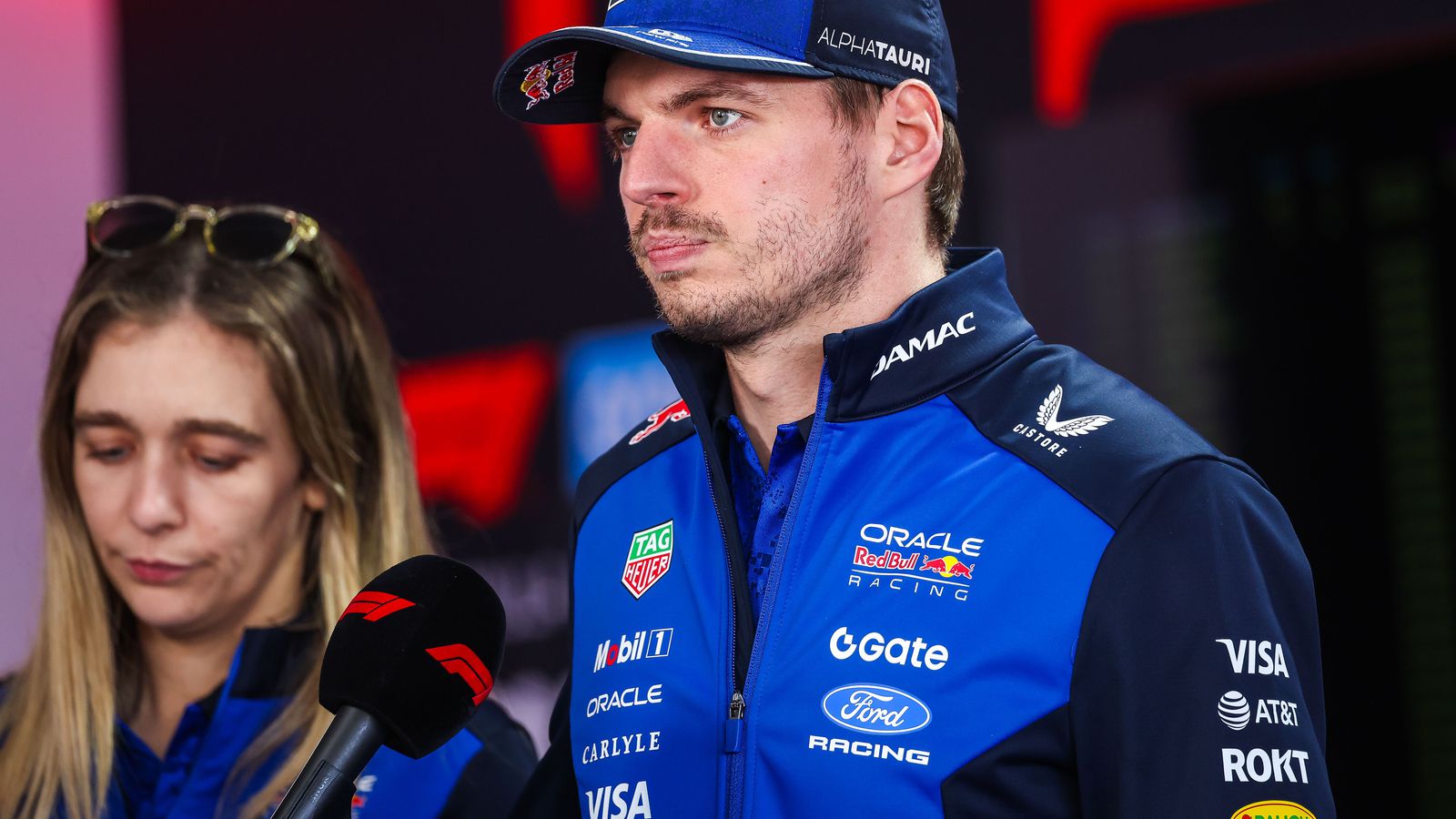 Ó­sáttur Verstappen lét reka blaða­mann út: „Hypjaðu þig“