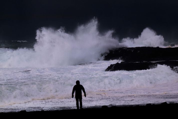 Spáð er éljum eða skafrenningi á Norður- og Austurlandi, en annars yfirleitt léttskýjað.