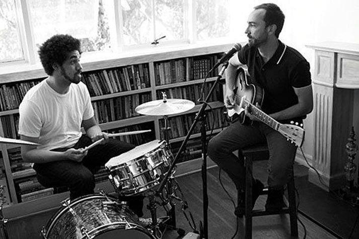 Tilraunakennt
Broken Bells.