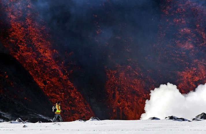 Mikill áhugi er á jarðeldunum á Fimmvörðuhálsi og fjöldi flugvéla og þyrlna hefur verið í loftinu við gíginn í einu.
fréttablaðið/anton
