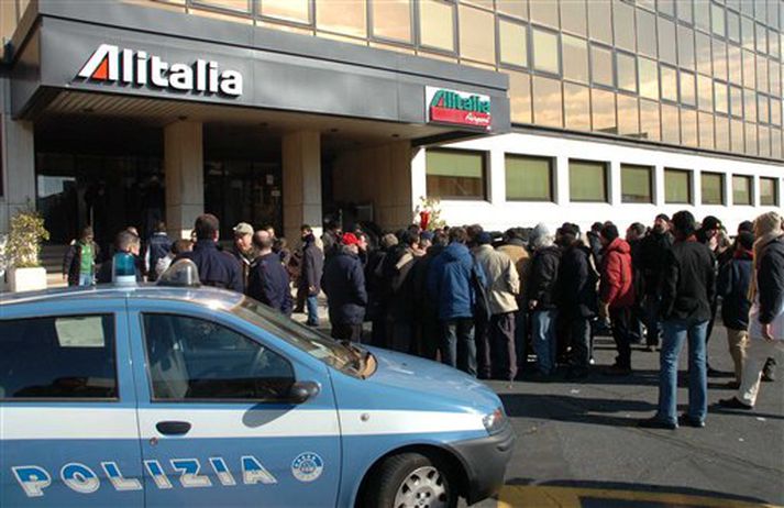 Starfsmenn Alitalia mótmæla fyrir utan höfuðstöðvar félagsins.