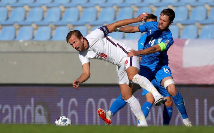 Kári Árnason í átökum við Harry Kane sem fékk lítið að láta ljós sitt skína á Laugardalsvelli.