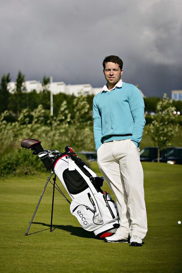 Baldvin Vigfússon hefur í dag áheitasöfnun í minningarsjóð Sigrúnar Mjallar og mun leika 21 golfvöll á þrettán dögum.