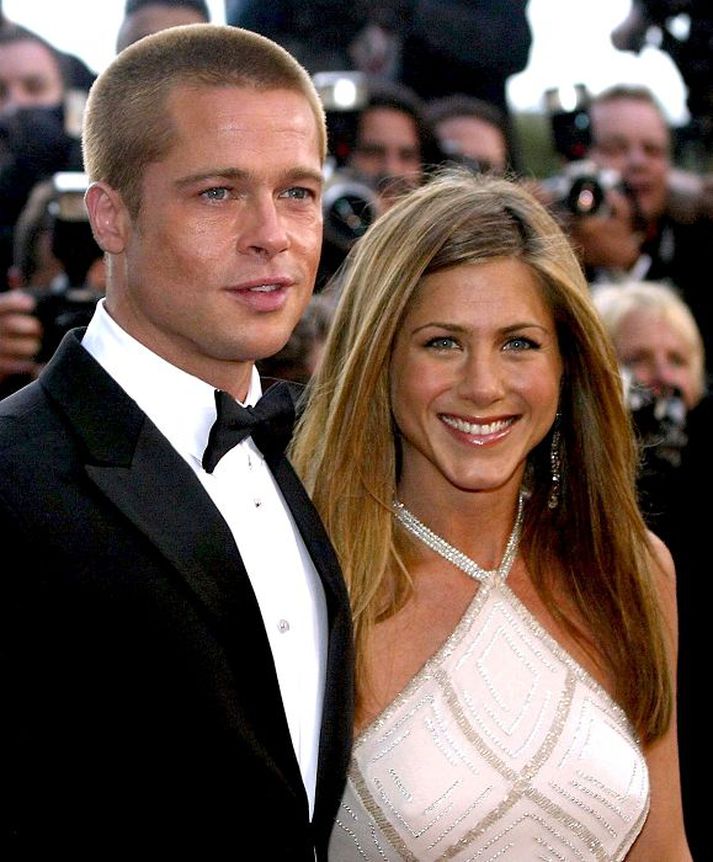 Brad Pitt samgleðst sinni fyrrverandi Jennifer Aniston og Justin Theroux með trúlofunina.