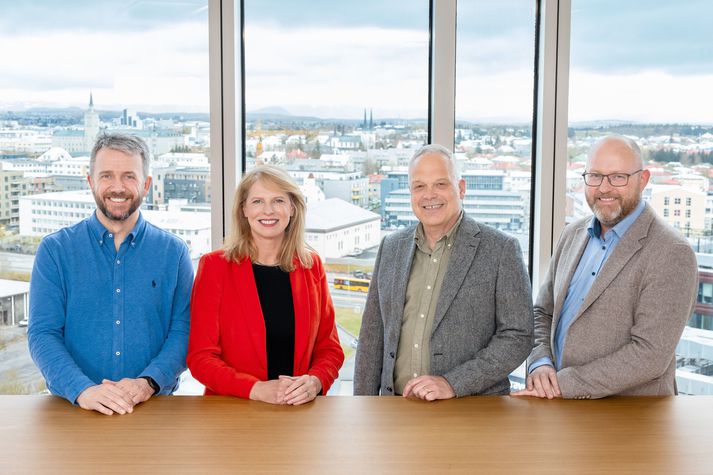Sigurgeir Björn Geirsson, yfirverkefnisstjóri Vaðölduvers, Kristín Linda Árnadóttir, aðstoðarforstjóri Landsvirkjunar, Karl Andreassen, forstjóri Ístaks og  Hjálmur Sigurðsson, framkvæmdastjóri mannvirkja hjá Ístaki.
