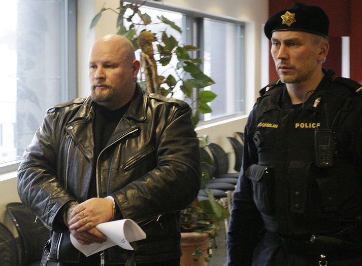 Mikill viðbúnaður var við Héraðsdóm Reykjaness í gær þegar fjórir einstaklingar tengdir Hells Angels voru leiddir fyrir dómara.