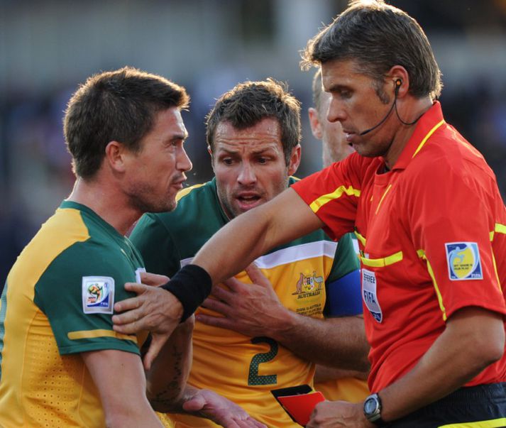 Kewell og Neill mótmæla rauða spjaldi Kewell á HM 2010 í Suður-Afríku.