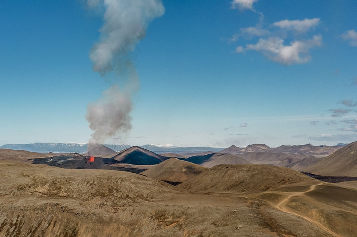 Eldstöðin í dag. Horft í átt til Reykjavíkur. Keili ber í gosstrókinn og fjær sést Esja. Neðst til hægri sést aðalgönguleiðin.