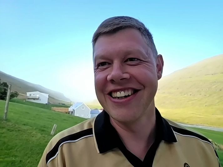 Gunnar Gunnarsson ritstjóri Austurfréttar var í góðu skapi, enda ekki annars að vænta í þrjátíu gráða hita á Íslandi.