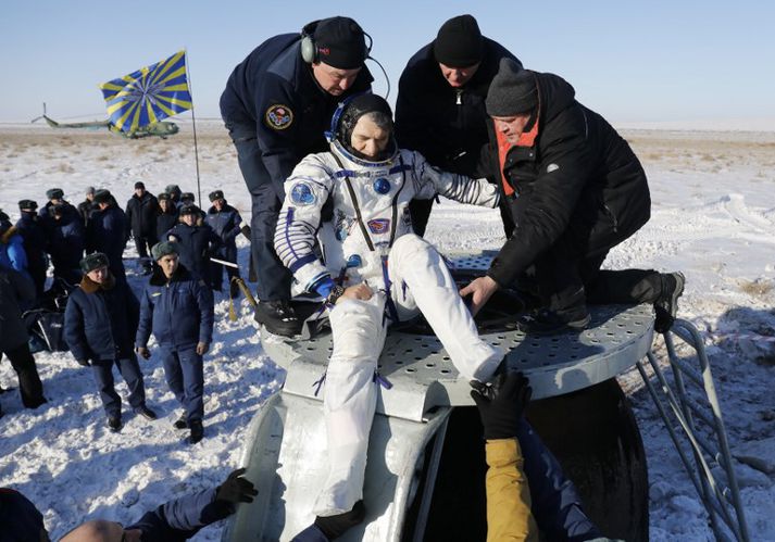 Ítalski geimfarinn Paolo Nespoli yfirgefur ferjuna.