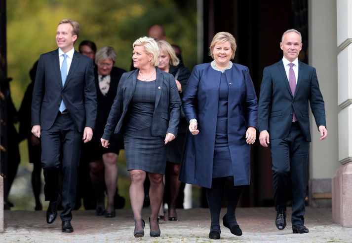Siv Jensen og Erna Solberg ásamt ráðherrum nýju stjórnarinnar.