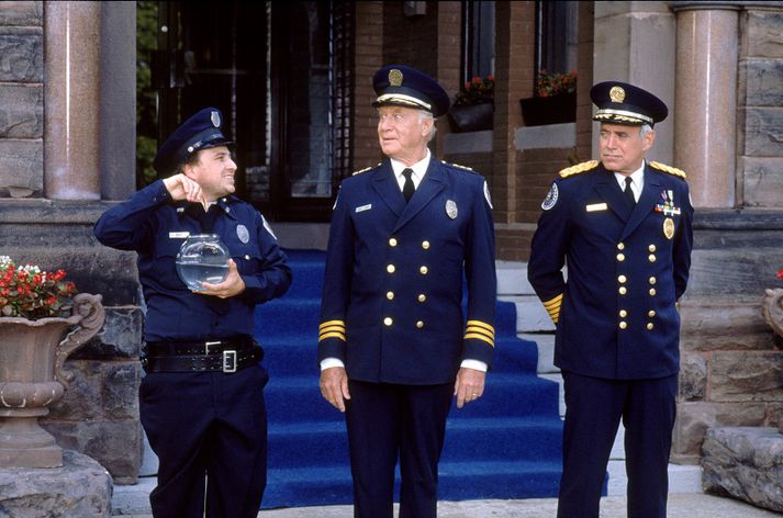 George Gaynes, hér fyrir miðju, fór með hlutverk Eric Lassard í Police Academy myndunum.