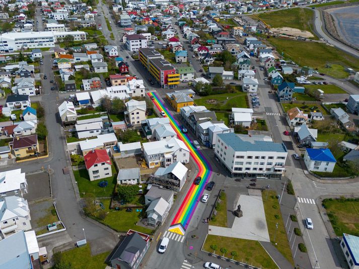 Drykkjarvatn á Akranesi kemur bæði frá lóni og borholum. Óbragðið hefur greinst víða um bæinn án sjáanlegs mynsturs.