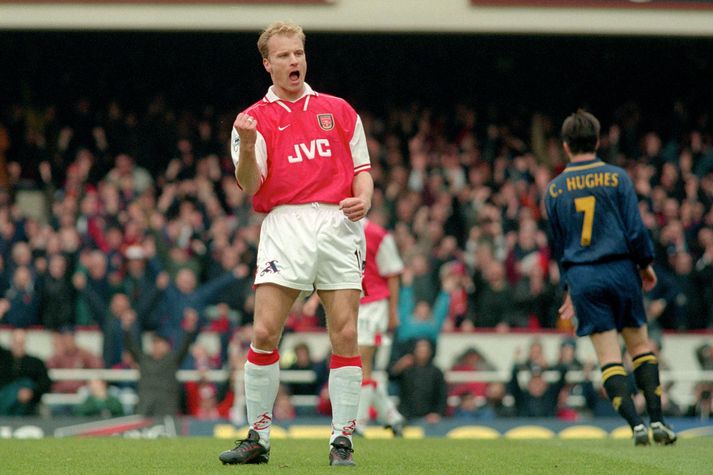 Dennis Bergkamp fagnar hér einu af mörkum sínum með Arsenal.