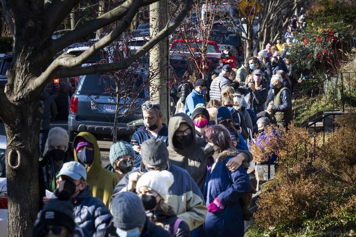 Íbúar í Washington D.C. bíða í langri röð eftir að fá afhent ókeypis heimapróf fyrir jólahátíðina.