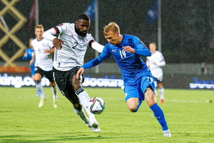 Jón Dagur Þorsteinsson í baráttunni við Antonio Rüdiger í landsleik gegn Þýskalandi. Hann verður innan skamms orðinn leikmaður í Belgíu