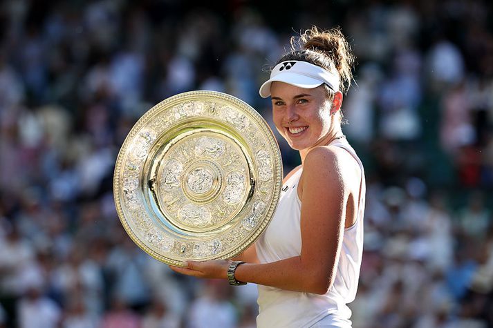 Linda Nosková með Venusarrósavatnsdiskinn eftir sigurinn í úrslitaleik Wimbledon-mótsins 2026.