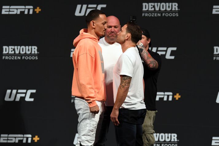 Max Holloway og Frankie Edgar.