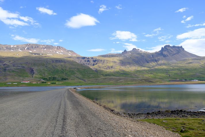 Frá framkvæmdum í Berufirði en nú er búið að leggja bundið slitlag á veginn.