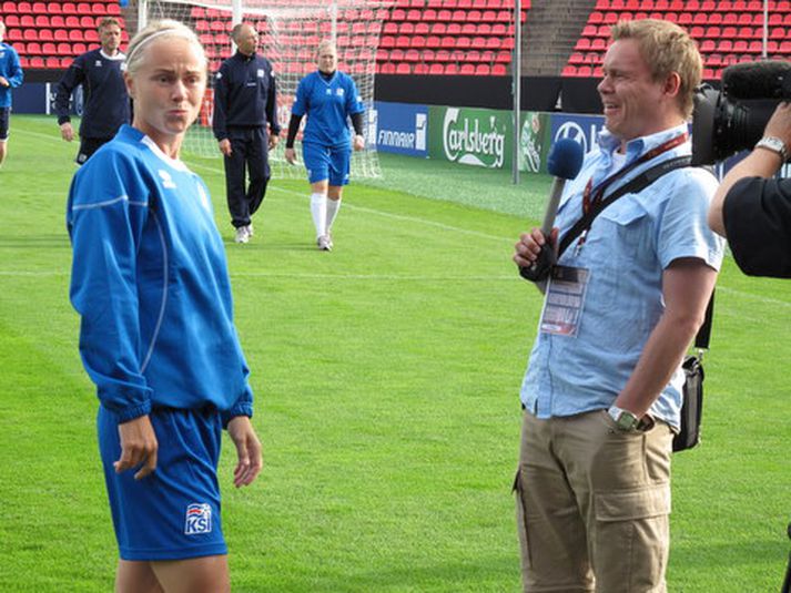 Edda bregður á leik fyrir Hjört Hjartarson, sjónvarpsmann RÚV.