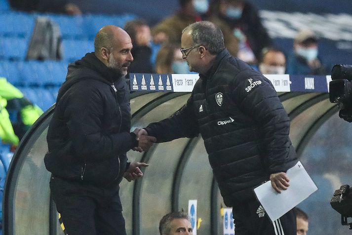 Pep Guardiola og Marcelo Bielsa takast í hendur