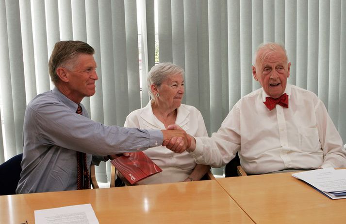 Bent (til hægri) færði Landspítalanum 30 milljónir króna sem stofnfé í styrktar- og verðlaunasjóð árið 2007. 