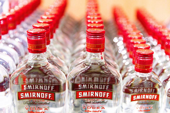 Smirnoff er ódýrastur í Costco en dýrastur í Nýju vínbúðinni.