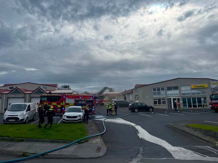 Eldur kviknaði við þjónustuhúsnæði við Gylfaflöt í Grafarvogi í morgun.