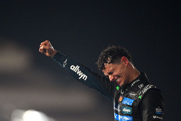 Lando Norris fagnar sínum fyrsta heimsmeistaratitli, í Abu Dhabi í dag.