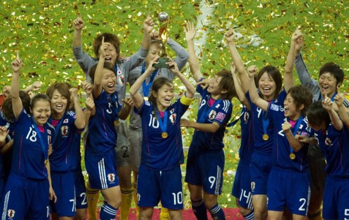 Japan fagnar hér titlinum.
