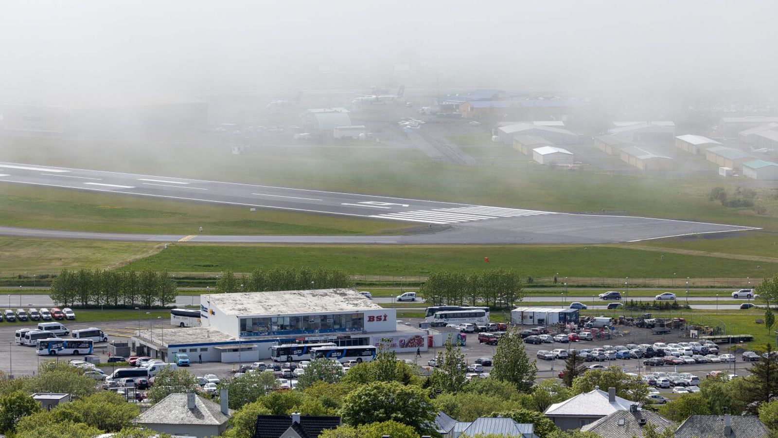 Lokuðu flug­braut vegna dróna