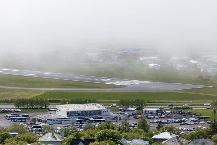 Reykjavíkurflugvöllur í þoku.