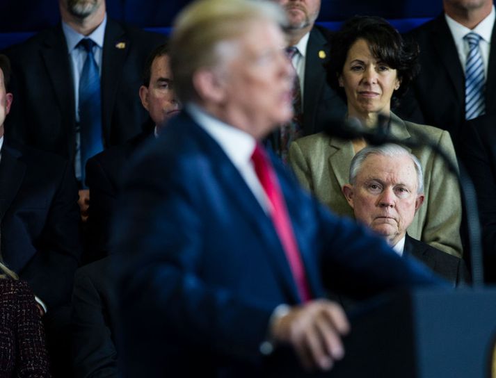 Sessions (í bakgrunni) var einn nánasti bandamaður Trump þar til hann ákvað að lýsa sig vanhæfan til að hafa umsjón með Rússarannsókninni. Nú talast þeir varla við utan ríkisstjórnarfunda.