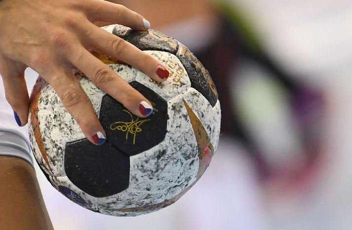 Leikmenn á HM kvenna í handbolta mega mála neglurnar en þær verða að klippa þær stutt.