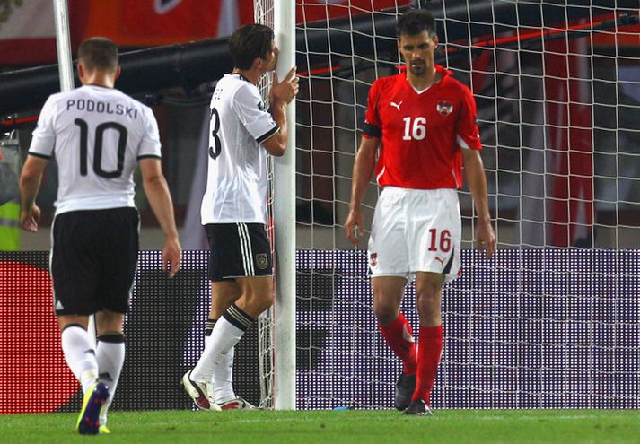 Mario Gomez fagnaði sigurmarki sínu í kvöld með því að kyssa markstöngina.