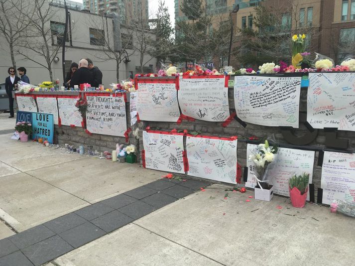 Margir hafa skilið eftir blóm og skilaboð til minningar um fórnarlömb árásarinnar á Yonge-stræti í Toronto í gær.