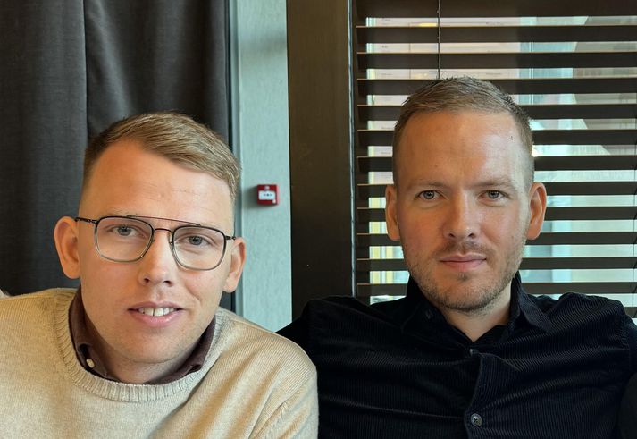 Davíð og Lovísa, unnusta hans, freista þess að komast á eigin vegum frá Dúbaí til Óman í nótt eftir að Brynjar, bróðir hans, skarst í leikinn og fann mögulega flóttaleið.