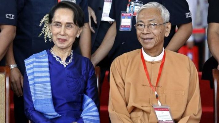 Aung San Suu Kyi og fráfarandi forsetinn Htin Kyaw,