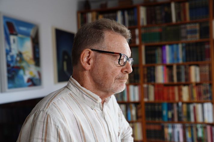 Eiríkur Rögnvaldsson hefur áhyggjur af stöðu íslenskunnar. Í umsögn um fjárlagafrumvarp fyrir árið 2026 málar hann upp nokkuð dökka mynd af stöðunni eftir tvo til þrjá áratugi.