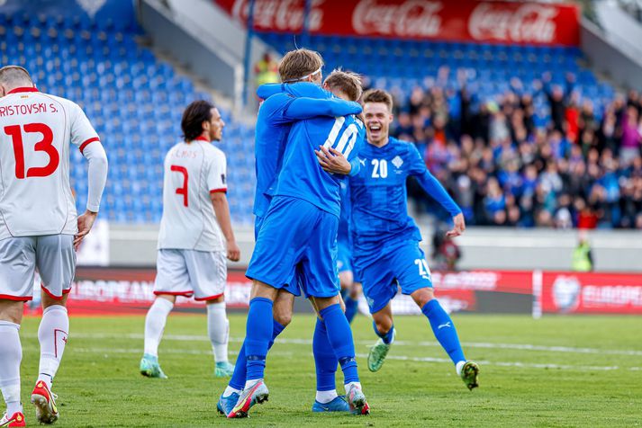 Íslenska liðið fagnar jöfnumarki Andra Lucasar Guðjohnsen.