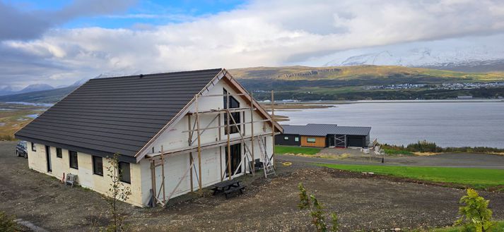 Einbýlishús í Vaðlaheiði. Hér var ákveðið að byggja allt húsið úr sökkul kubbum þar sem stafn hússins er yfir 7 metra hár og frístandandi.