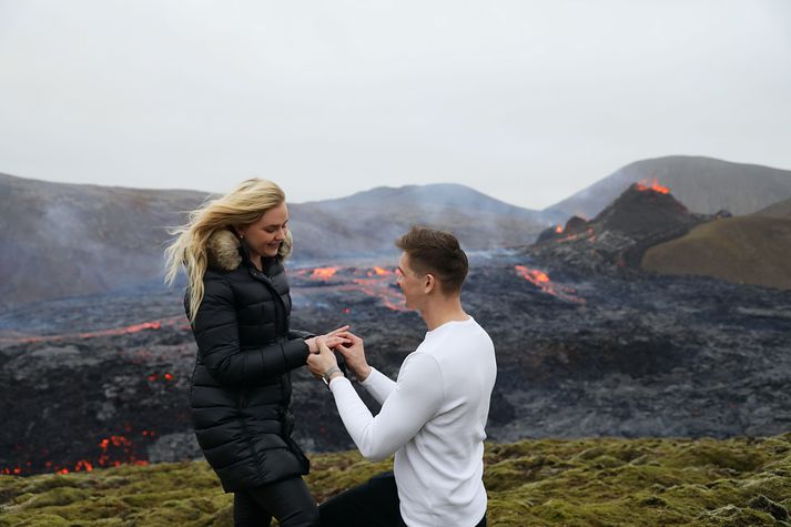 Ólöf þurfti ekki að hugsa sig tvisvar um þegar Sigurbjörn fór á skeljarnar við gosstöðvarnar.