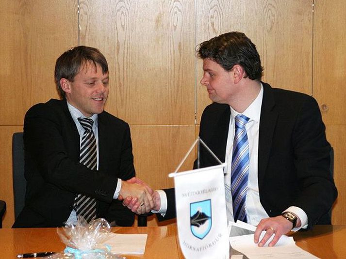 Hjalti Þór Vignisson, bæjarstjóri Hornafjarðar, og Atli Kristjánsson hjá Rolf Johansen & Co undirrita samninginn.