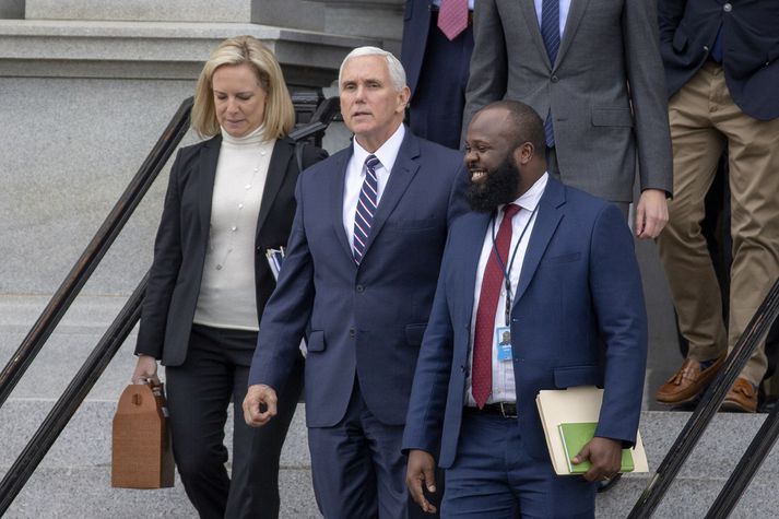 Pence varaforseti (f.m.), Kirstjen Nielsen, heimavarnarráðherra (t.v.) og Ja'Ron Smith, ráðgjafi Trump forseta, yfirgefa fund með fulltrúum demókrata í dag.