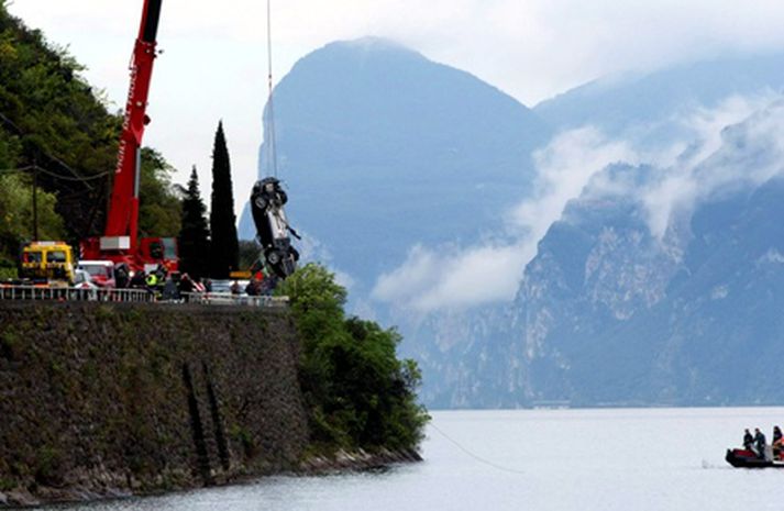 Í síðustu viku lenti Aston Martin bíllinn hans Bond úti í Garda vatni.