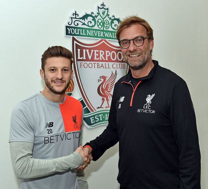 Lallana og Jürgen Klopp, knattspyrnustjóri Liverpool, handsala samninginn.