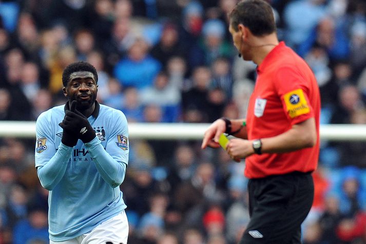Andre Marriner spjaldar hér Kolo Toure fyrr í vetur.