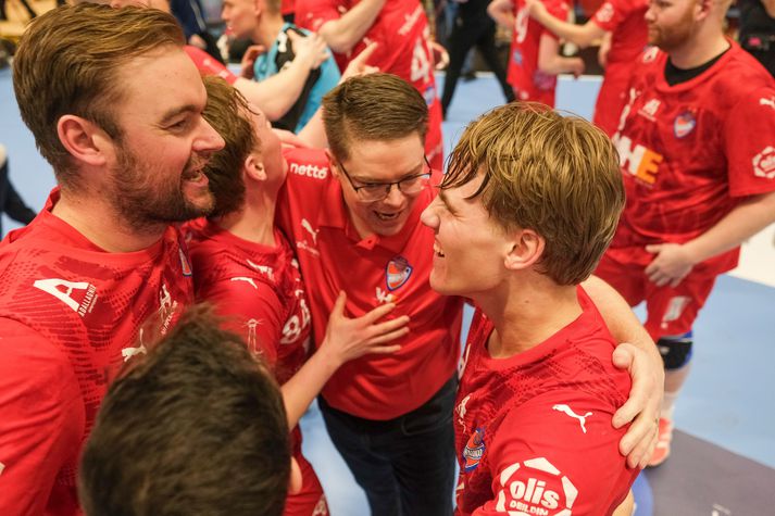 Gunnar Magnússon, þjálfari Hauka, fagnar bikarmeistaratitlinum með lærisveinum sínum. 