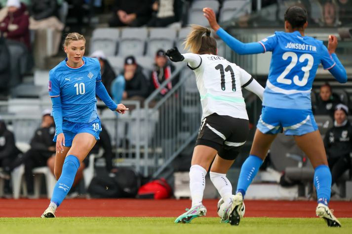 Karólína Lea Vilhjálmsdóttir og Sveindís Jane Jónsdóttir í leik kvöldsins.